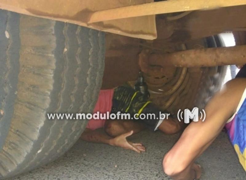 Macaco hidráulico cede e homem acaba ferido ao ficar preso embaixo de caminhão