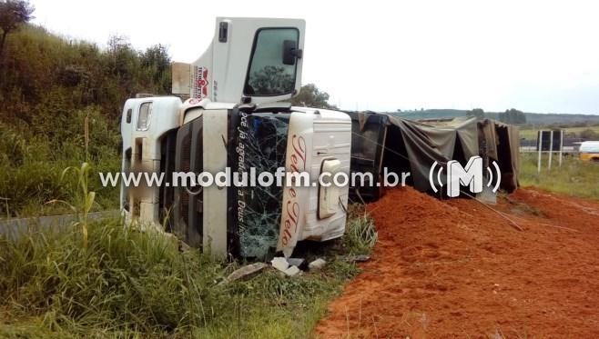 Motorista fica ferido após carreta tombar no “Trevo da Morte” em Patrocínio