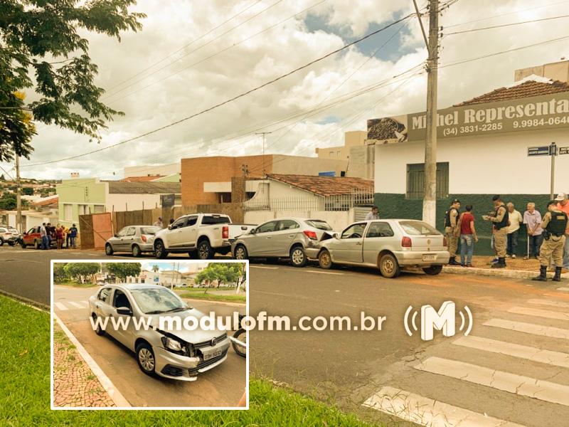Motorista fura sinal vermelho e provoca engavetamento envolvendo 06 veículos