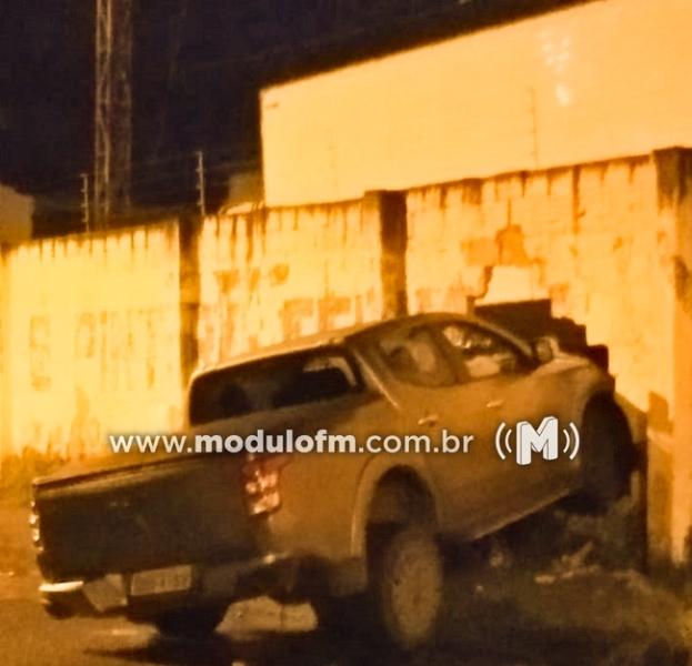 Motorista supostamente embriagada, destrói muro de oficina e foge