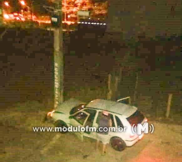 Motorista supostamente embriagado perde o controle do carro e bate em poste