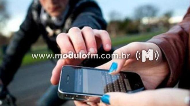 Adolescente tem celular furtado enquanto caminhava no bairro Enéas
