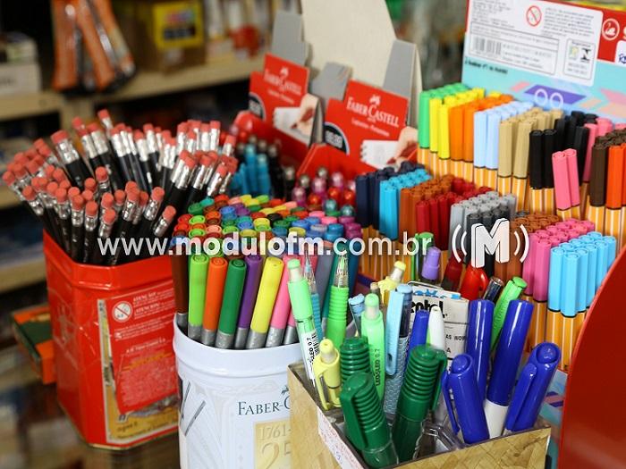 PROCON divulga lista com preços dos materiais escolares
