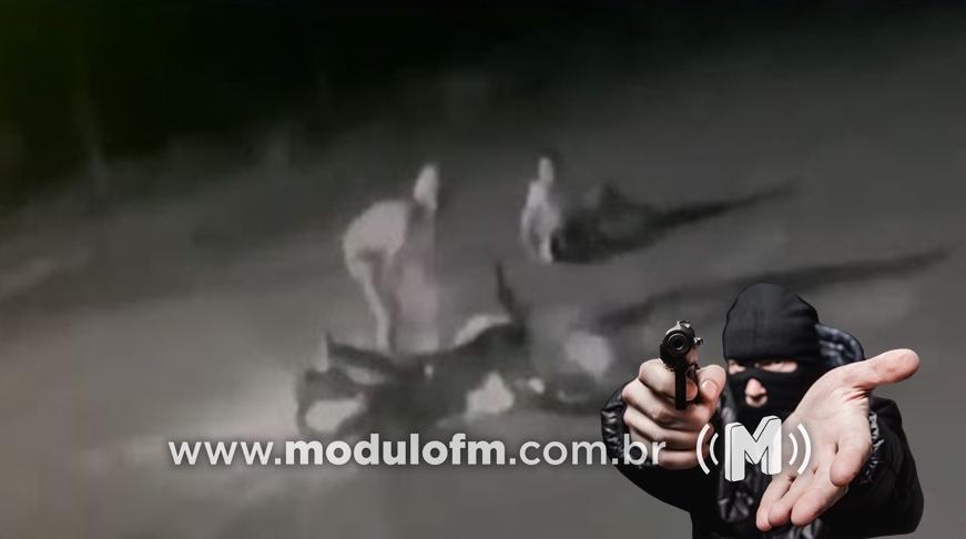 Bandidos derrubam mulher e roubam motocicleta