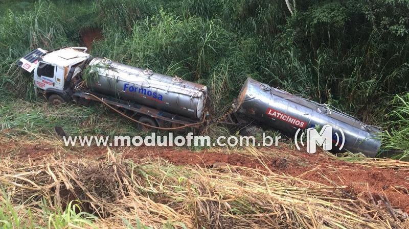 Caminhão cai em ribanceira na BR-365 e motorista fica ferido