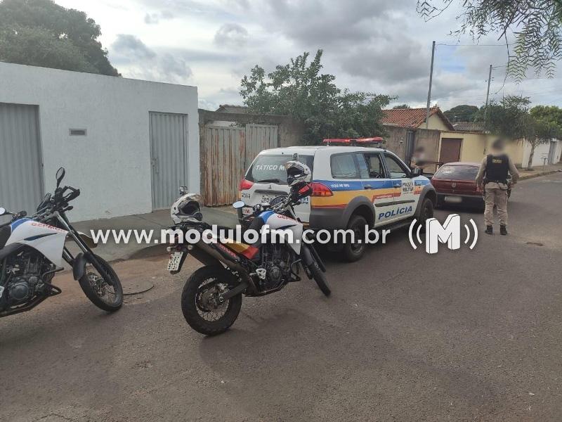Dois homens são presos com drogas em veículo no bairro Santa Terezinha
