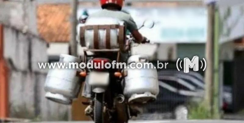 Entregador de gás tem moto furtada durante entrega