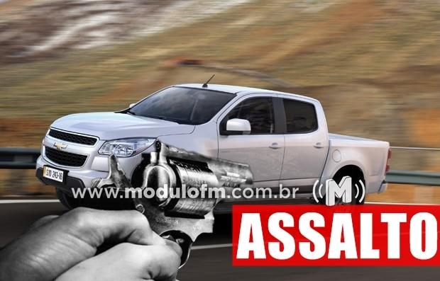 Homem é amarrado e tem caminhonete roubada em Patrocínio