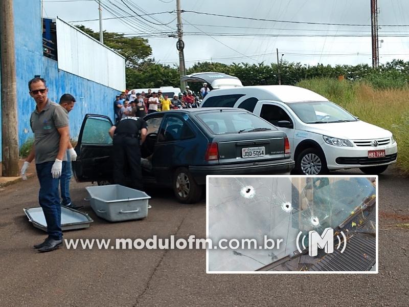 Homem é perseguido e morto a tiros dentro de carro