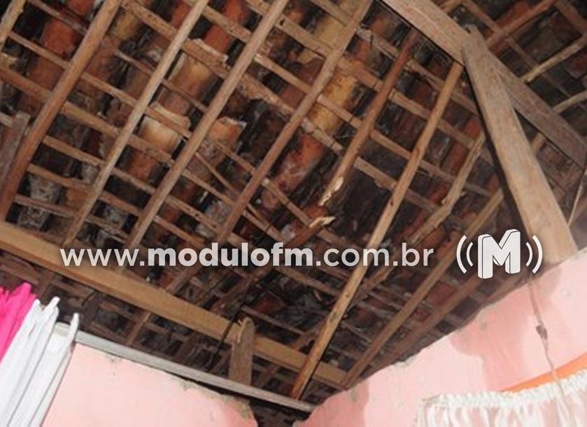 Idoso quebra a perna depois de cair de telhado