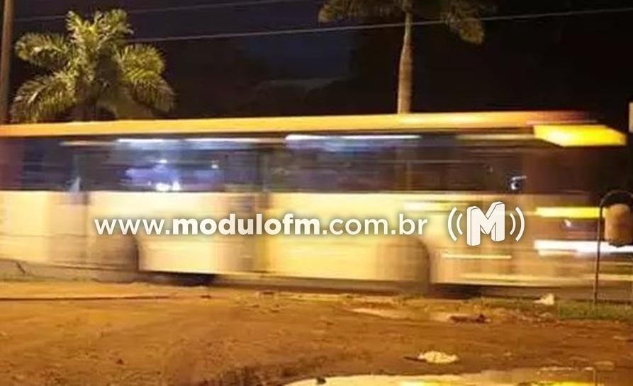 Mulher fica ferida enquanto aguardava ônibus