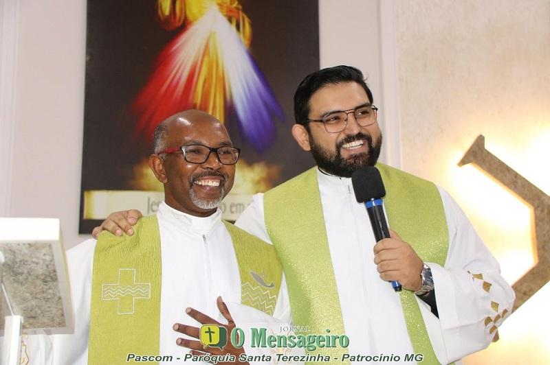 Padres José Ronaldo e Artur Oliveira tomam posse na Paróquia Santa Terezinha
