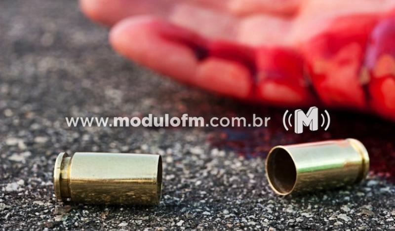 Policial de folga é ameaçado após separar briga, reage e atira contra homem