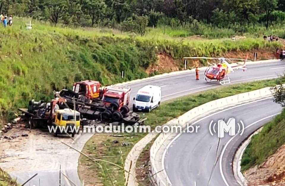 Caminhão tomba na curva da morte e motorista ferido é socorrido de helicóptero