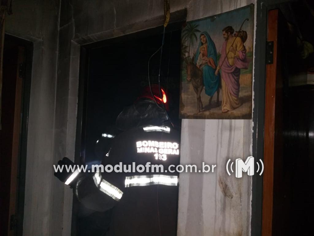 Curto circuito provoca incêndio em residência