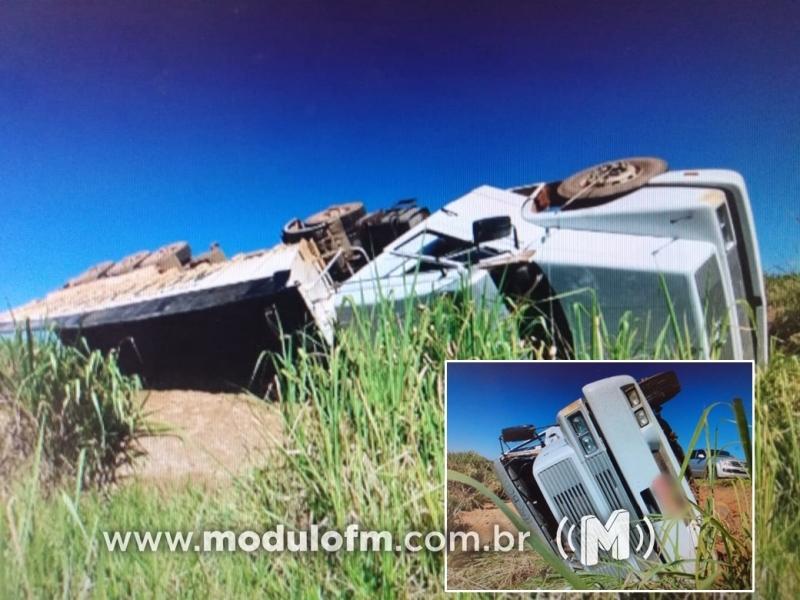 Direção trava e caminhão tomba na BR-146 em Serra do Salitre