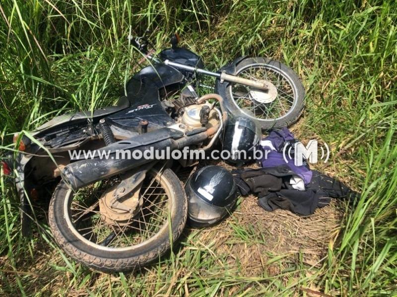 Moto furtada é encontrada abandonada em terreno