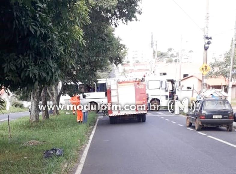 Motociclista fica ferido após colisão com ônibus