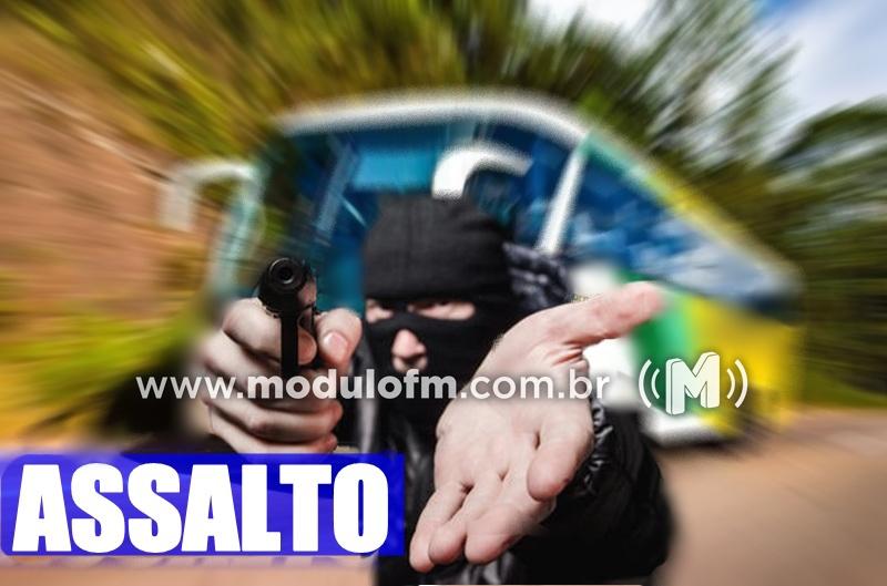 Ônibus é parado a tiros e passageiros são assaltados na BR-365