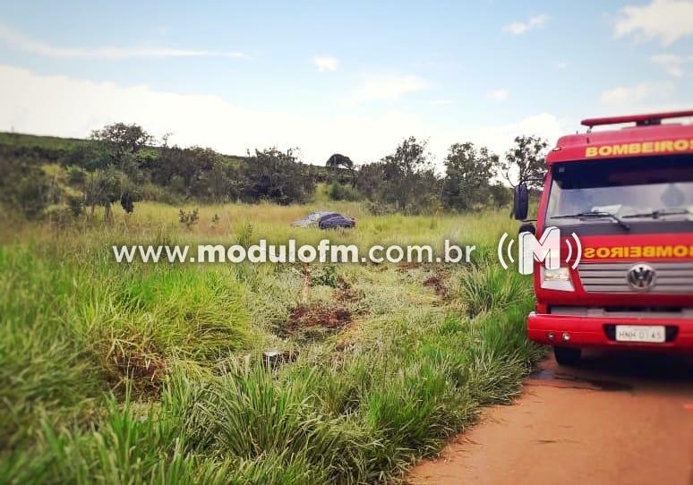 Veículo capota após motorista frear na BR-365