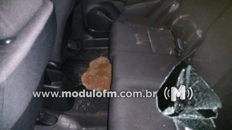 Veículo é arrombado e várias folhas de cheques são furtadas