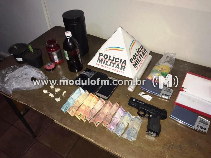 Abordagem policial apreende drogas e simulacro de arma de fogo