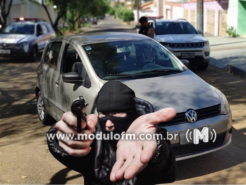 Bandido aplica golpe mata-leão em idosa de 65 anos e rouba veículo