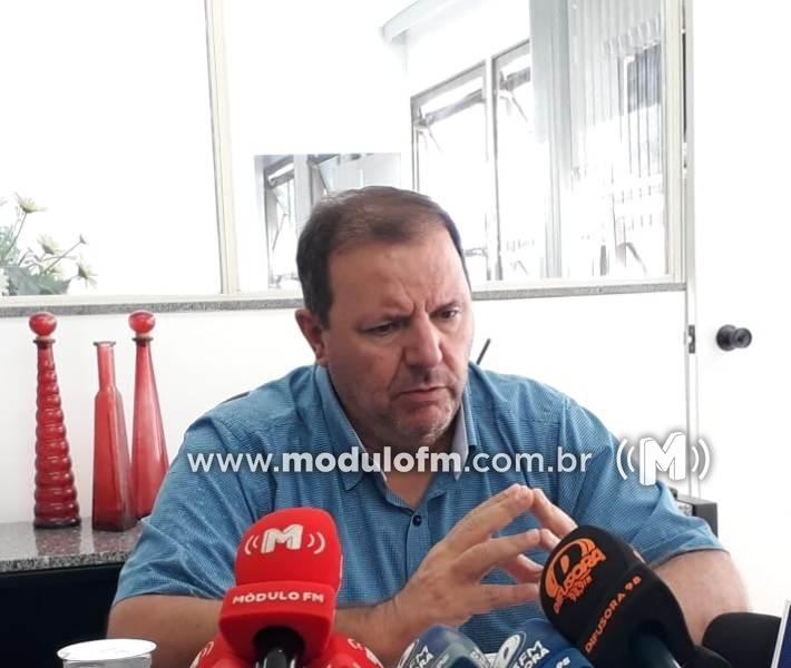 Em coletiva, prefeito anuncia reabertura da maioria do comércio local a partir de segunda(13)