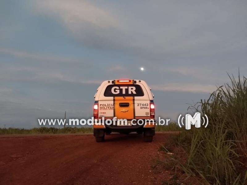 Homem embriagado é preso por agredir mulher dentro do carro em rodovia
