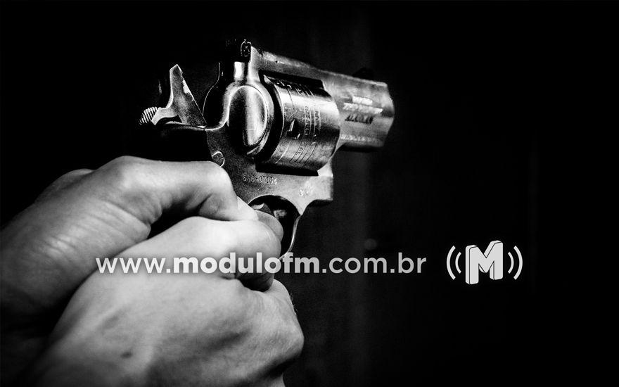 Marido suspeita de traição, ameaça mulher e amante e acaba preso