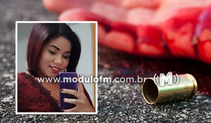 Mulher é assassinada a tiros durante confraternização