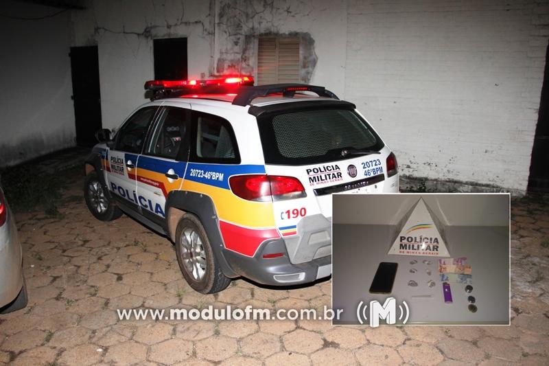 Três homens são presos suspeitos de traficar drogas em residência em Romaria