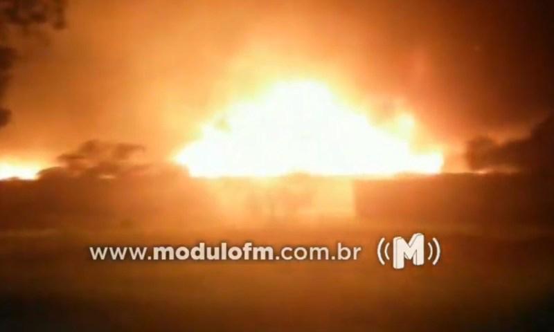 Veículo é encontrado destruído pelo fogo