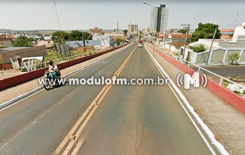 Acidente em viaduto deixa vítima ferida e causa transtornos na principal avenida de Patrocínio