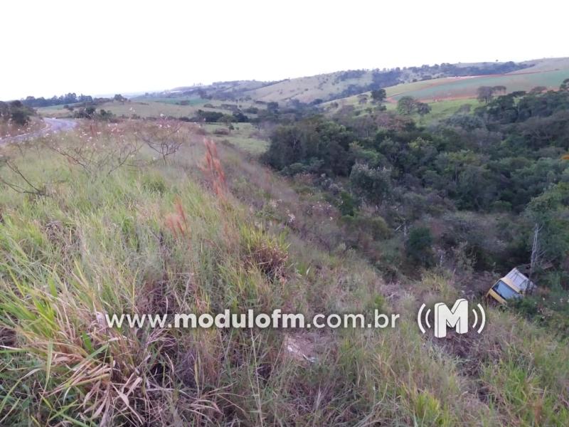Caminhão desliga, desce de ré desgovernado e cai em ribanceira na BR-146