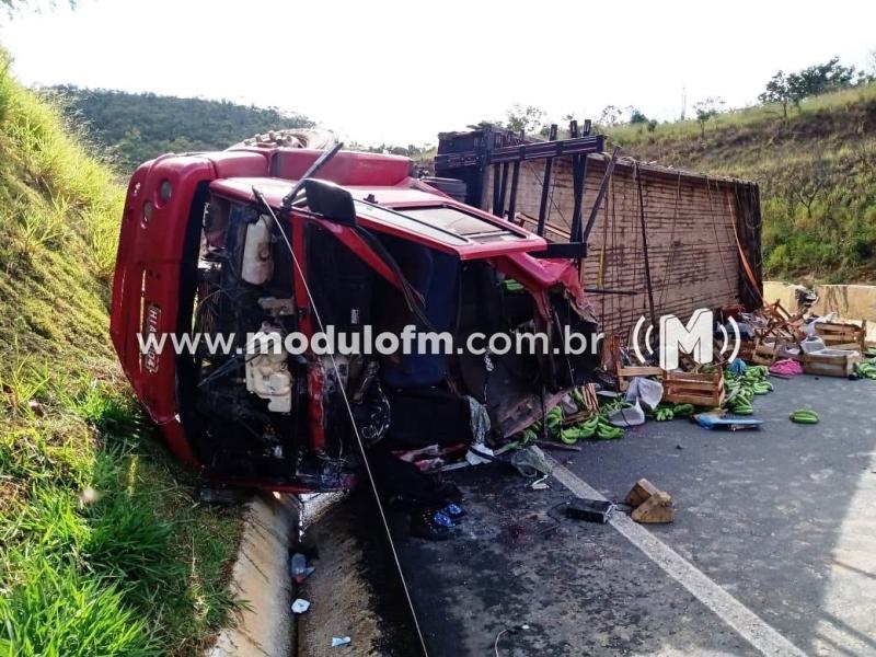 Caminhão tomba e família é jogada para fora de cabine na 