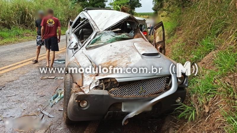 Caminhonete fica destruída após bater em barranco e motorista fica ferido na MG-230