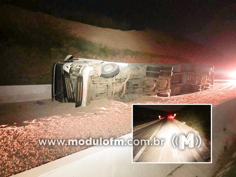 Carreta perde os freios e tomba na curva da morte