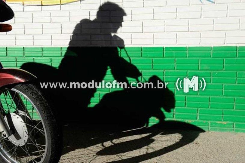 Homem deixa chave na ignição e tem moto furtada