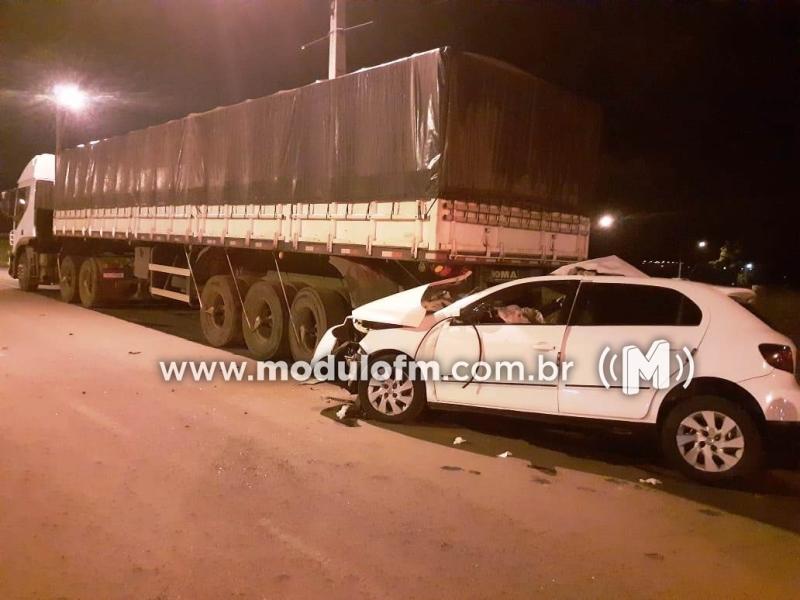 Homem foge da polícia, é perseguido e bate carro após bebedeira e confusão em Motel de Patrocínio