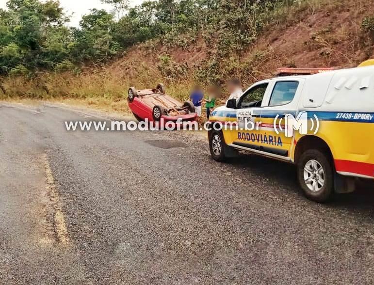 Milagre: Padre capota carro e sai ileso de acidente