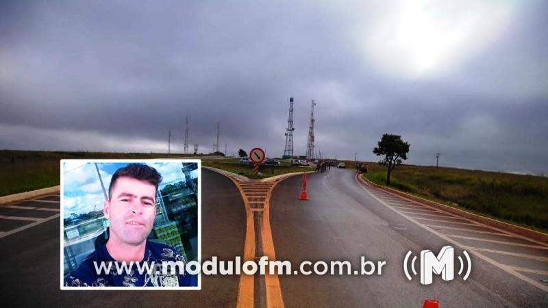 Motociclista morre após bater no meio-fio em trevo de Serra do Salitre