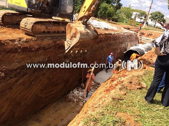 Prefeito reúne imprensa e apresenta obras em andamento no município