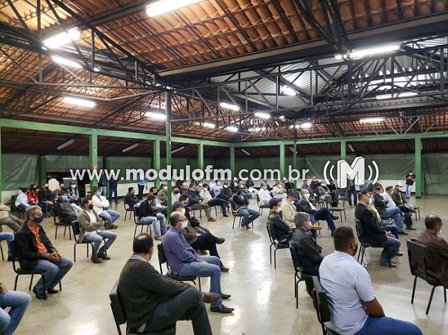 Produtores de leite discutem preços pagos pelo produto e preparam manifestação em Brasília