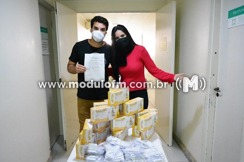 Talles & Larissa repassam dinheiro, luvas e máscaras arrecadados durante live para Hospital do Câncer