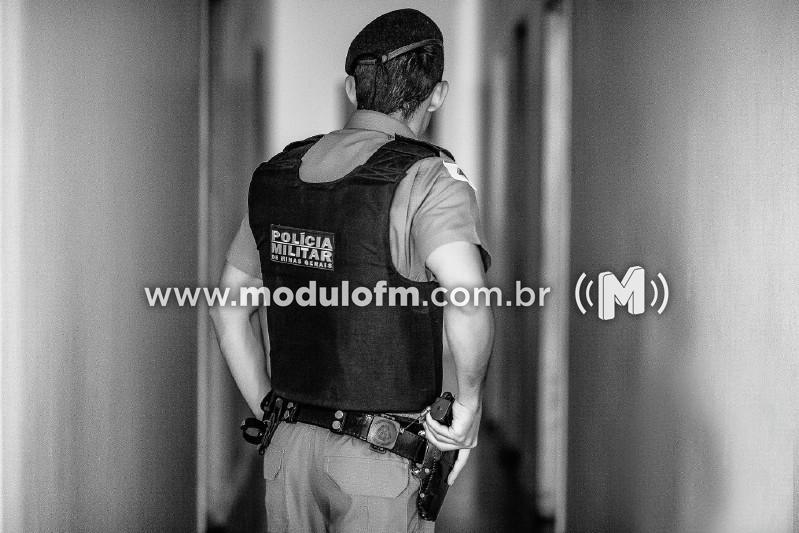 Três suspeitos de tráfico  escondem drogas em vaso sanitário e acabam presos