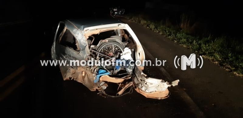 Veículo superlotado se envolve em acidente e deixa criança gravemente ferida
