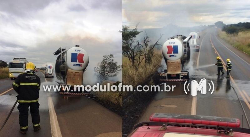 Bitrem carregado com cal pega fogo na BR-365