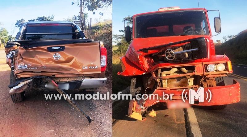 Caminhonete é atingida por caminhão ao entrar em estrada vicinal