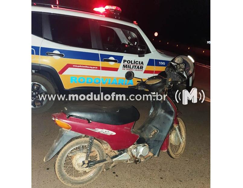 Polícia Militar Rodoviária recupera moto roubada e prende dois homens